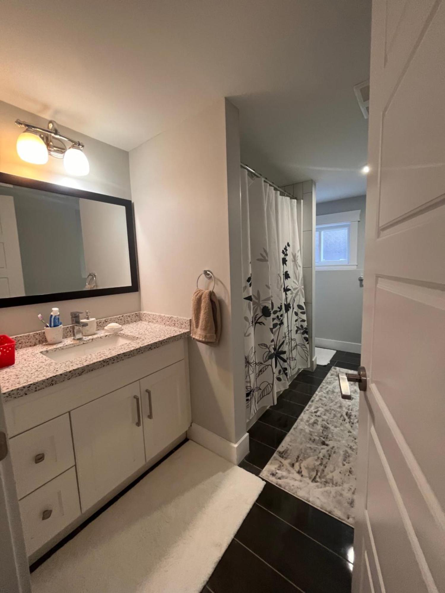 2 Bedroom Suite With Full Kitchen Ревелсток Экстерьер фото