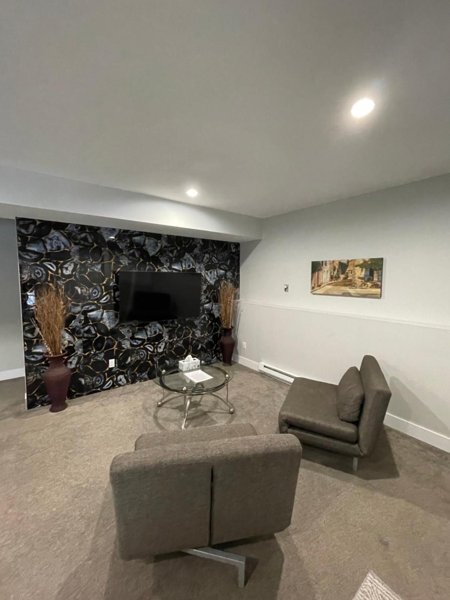 2 Bedroom Suite With Full Kitchen Ревелсток Экстерьер фото