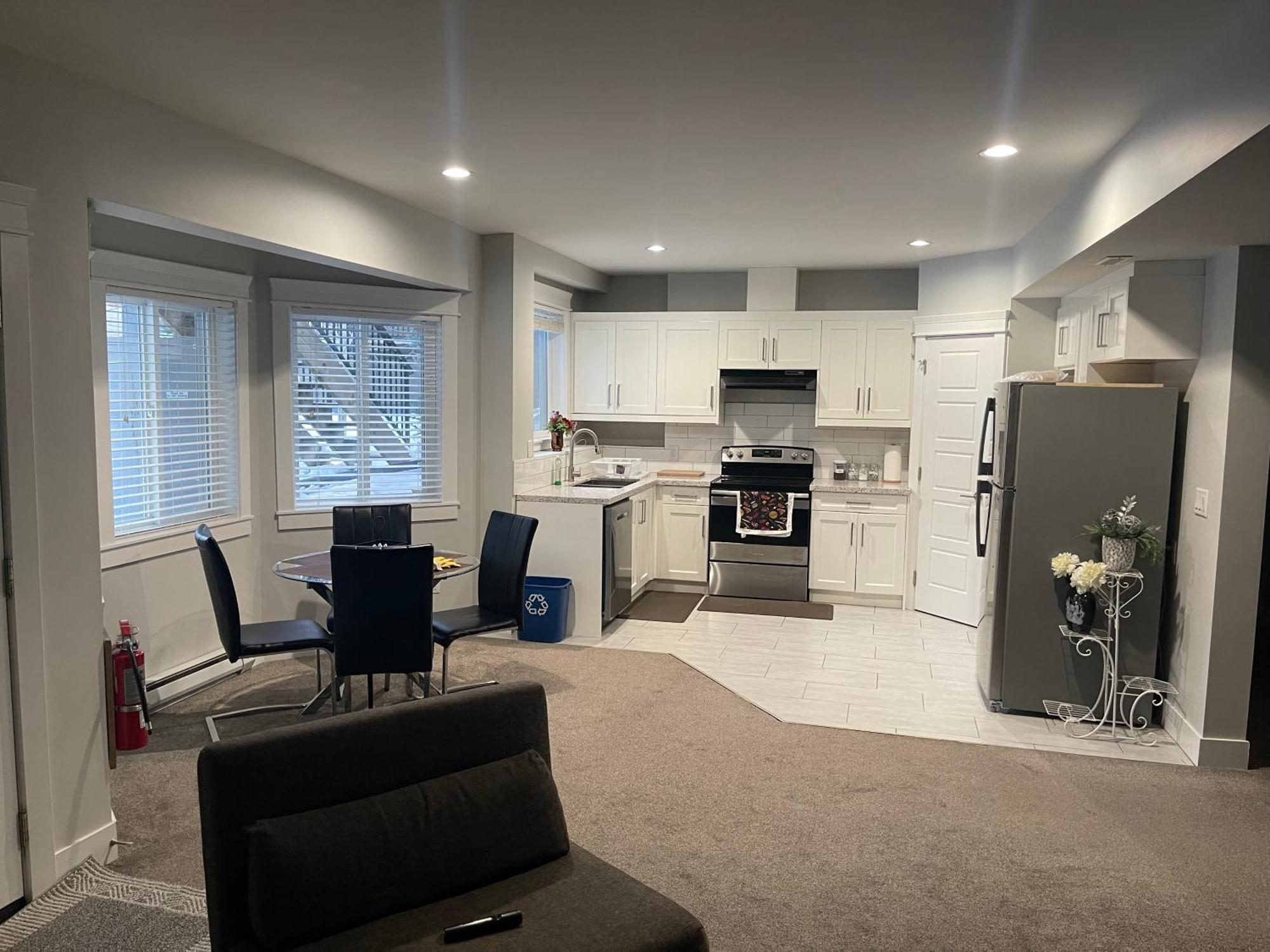 2 Bedroom Suite With Full Kitchen Ревелсток Экстерьер фото